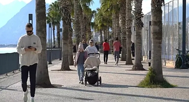Yurt genelinde kar yağışı etkisini gösterirken, Antalya güneşin tadını çıkardı