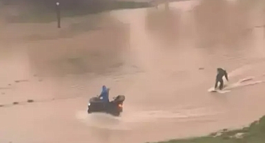 Adana’da su dolan caddede sörf yaptı kayıtlara böyle yansıdı