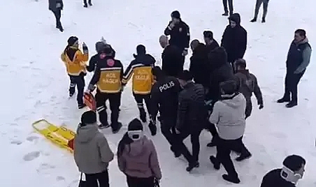 Ağrı'da buzlanma sonucu devrilen yolcu otobüsünde 16 kişi yaralandı