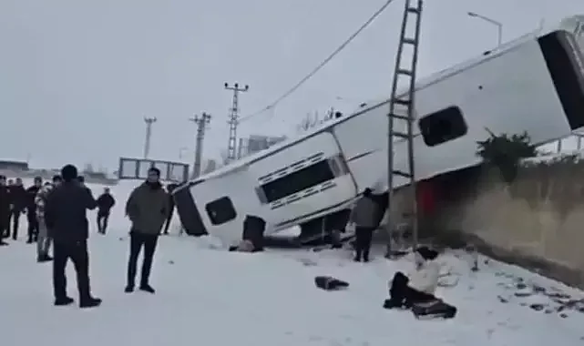 Ağrı'da buzlanma sonucu devrilen yolcu otobüsünde 16 kişi yaralandı