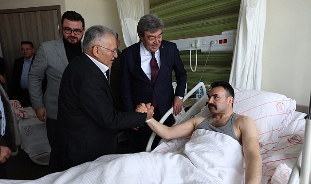 AK Parti'li milletvekilleri ile Başkan Büyükkılıç'tan yaralı polis memuruna ziyaret