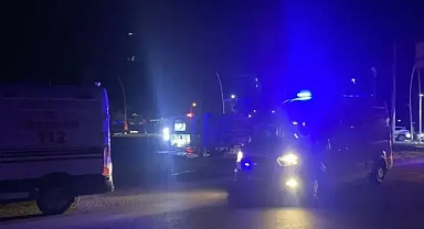 Ambulans, devrilerek yan yattı