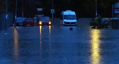 Antalya'da şiddetli sağanak ve fırtına kenti esir aldı