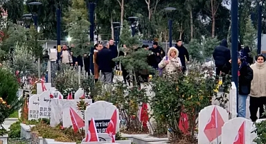 Asrın felatinin 3'üncü yıldönümünde mezarlıklar doldu taştı