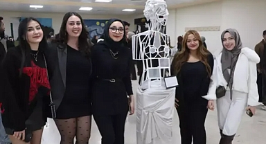 Atatürk Üniversitesi öğrencileri atık maddeler ile dünyaca ünlü eserleri buluşturuyor