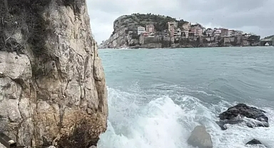 Bartın'ın Amasra ilçesinde dalga boyu 2 metre oldu 