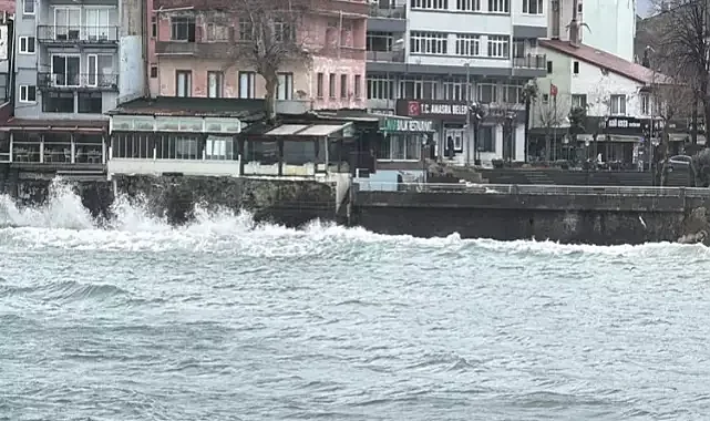 Bartın'ın Amasra ilçesinde dalga boyu 2 metre oldu
