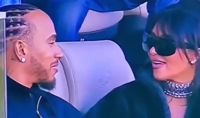 Bir Bakış Değil, Dudaklar Ele Verdi