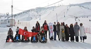 Bitlis'te anneler ile çocukları kızakla kayarak eğlence dolu anlar yaşadı 