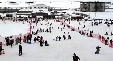 Bitlis'teki kayak merkezi El-Aman Hanı, hafta içi de kayakseverlerle dolup taştı