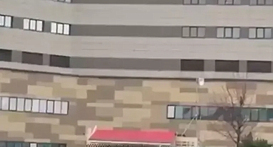 Bursa'da içinde müşteri olan taksiye binemeyince, aracın camını çerçevesini indirdi