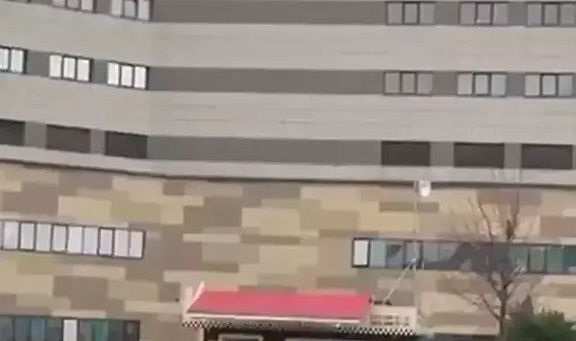 Bursa'da içinde müşteri olan taksiye binemeyince, aracın camını çerçevesini indirdi