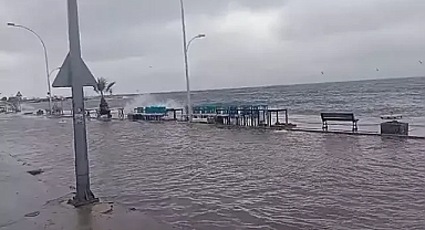  Bursada dalgalar deniz ile karayı birleştirdi
