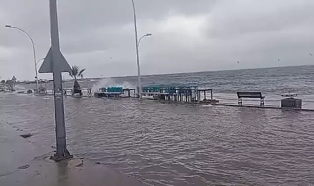 Bursada dalgalar deniz ile karayı birleştirdi