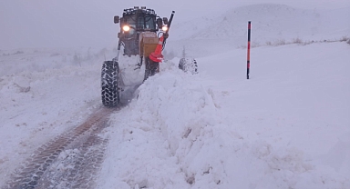 Büyükşehir, kar nedeniyle kapanan 54 mahalle yolunu ulaşıma açtı