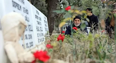 Depremde oğlu, hamile gelini ve iki torununu kaybeden kadın: hergün oğlunun evinde namaz kılıp, mezarını ziyaret ediyorum