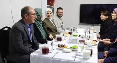 Depremzede aileye iftar sofrasında ilk konuk Bakan Göktaş oldu