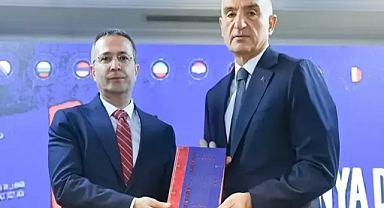  'Dünya Dillerinde Türkçe Sözlüğü'nü Bakan kamuoyuna tanıttı.