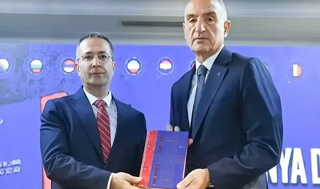 'Dünya Dillerinde Türkçe Sözlüğü'nü Bakan kamuoyuna tanıttı.