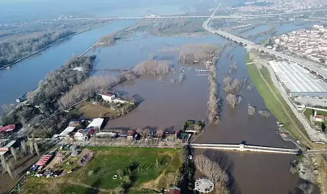 Edirne'de debilerin artışı sonucu oluşan taşkın ulaşımı durdurdu
