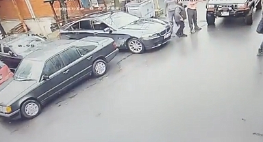 Eski ortağının iş yerini alkollüyken kuru silahla bastı; tehdit edip soyundu