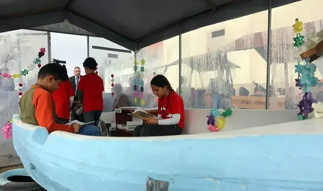 Fırat Nehri kıyısında tekneyi onarıp, kütüphaneye çevirdi.