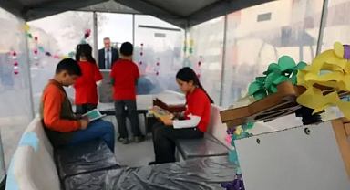 Fırat Nehri kıyısında tekneyi onarıp, kütüphaneye çevirdi. 