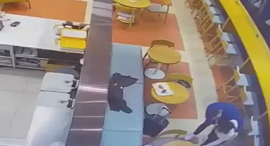 Garson , İstanbul Havalimanın'da kadın yolcunun hayatını kurtardı.