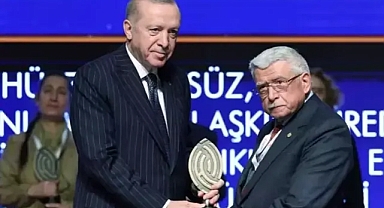  HAT YARIŞMASINDA DÜNYA BİRİNCİLİĞİ İLE 5 ÖDÜL ALAN HÜSEYİN ÖKSÜZ 'HÜSN-İ HAT' SANATINDAKİ BAŞARILARINI ÖĞRENCİLERİNE AKTARIYOR.