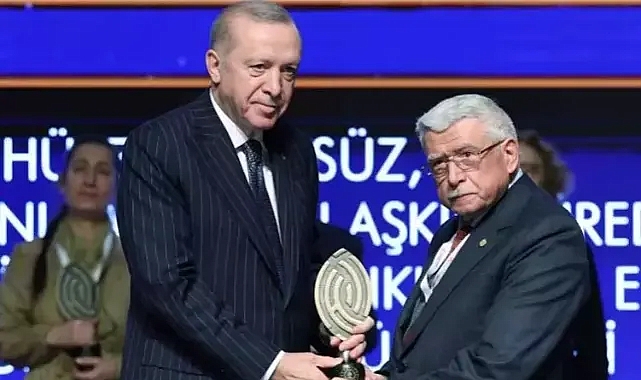 HAT YARIŞMASINDA DÜNYA BİRİNCİLİĞİ İLE 5 ÖDÜL ALAN HÜSEYİN ÖKSÜZ 'HÜSN-İ HAT' SANATINDAKİ BAŞARILARINI ÖĞRENCİLERİNE AKTARIYOR.