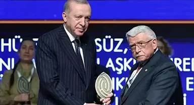 Hattat Sanatçıcı Hüseyin Öksüz, ödülünü Cumhurbaşkanı Erdoğan'ın elinden aldı