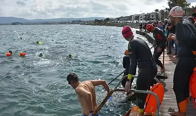 'Hava soğuk, su soğuk, yürekler sıcak' sloganıyla kulaç attılar
