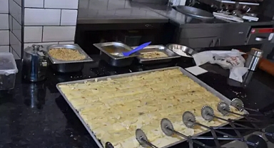  iftarların vazgeçilmezi olarak bilinen hurmayı kullanarak börek yaptı.