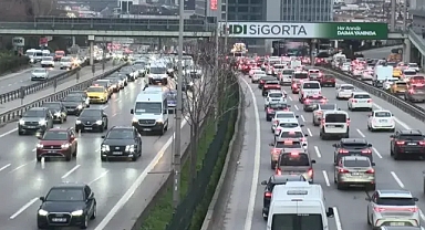 İstanbul'da haftanın ilk günü trafk kilitlendi