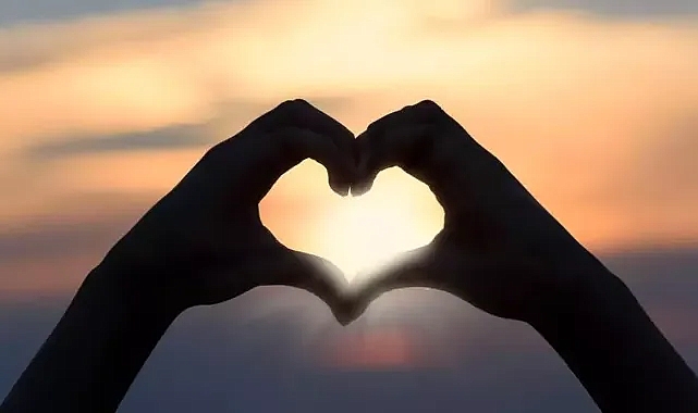 Kadınlar mı yoksa erkekler mi daha hızlı aşık oluyor?