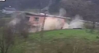 Kastamonu'da heyelan nedeniyle 2 katlı ev çöktü; O anlar çevredeki güvenlik kamerasına yansıdı.