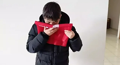 Kayseri'de, bayrağı kaldırımdan alan öpen çocuk