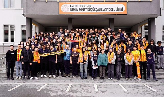 Kayserisporlu futbolcular öğrencilerle buluştu