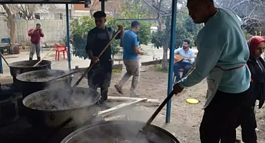 Kazanlar, iftar ve sahur sofraları için kaynadı. 