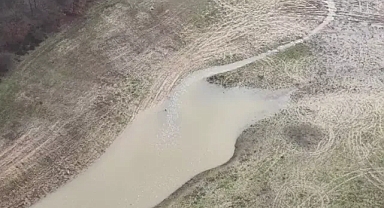 Ömerli Barajı'na akan derenin kırmızı renkli olması şüphe uyandırdı