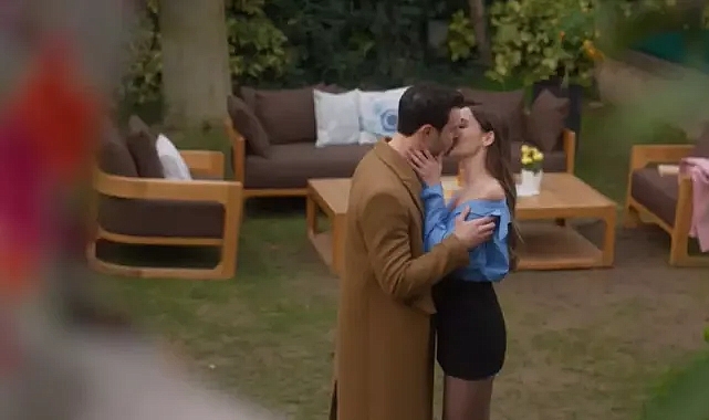 Öpüşme Sahnesi Sosyal Medyayı Salladı!