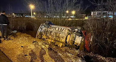 Otomobilin çarptığı halk otobüsü devrildi: kazada 5 kişi yaralandı.