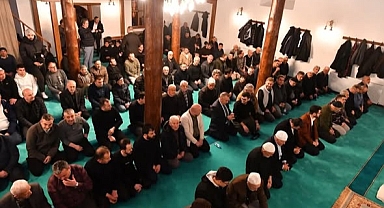 Restore edilen tarihi cami, 2026'nın ilk teravih namazıyla ibadete açıldı