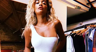 Rita Ora'dan Olay Yaratan Üstsüz Paylaşım