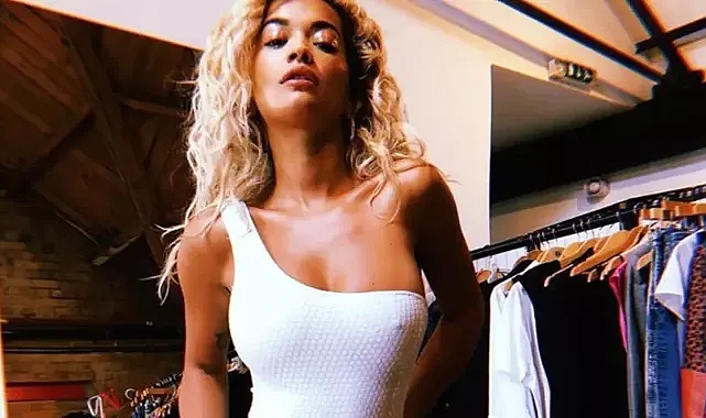 Rita Ora'dan Olay Yaratan Üstsüz Paylaşım
