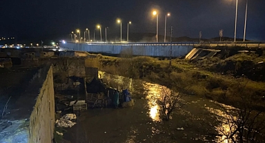 Sağanak yağış nedeniyle ev ve ahırları su bastı 