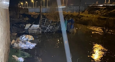 Sağanak yağış nedeniyle ev ve ahırları su bastı 