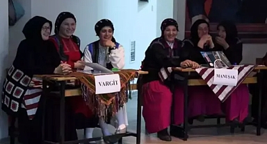 'Tonya'da Veliler Yarışıyor' Bu Sefer Öğrencler Değil Veliler Okul Sıralarında Yarıştı