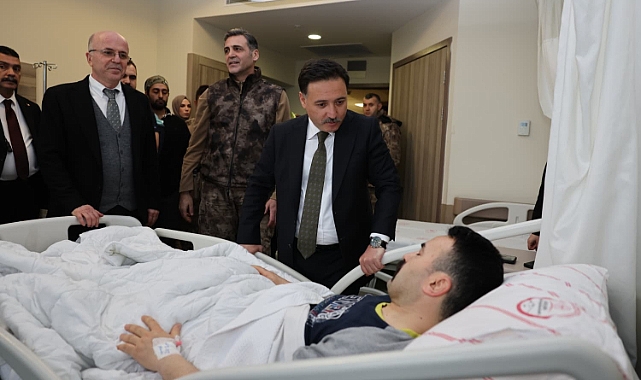 Vali Çiçek'ten operasyonda yaralanan özel harekat polisine ziyaret