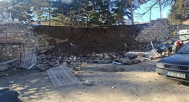 Yahyalı’da istinat duvarı çöktü